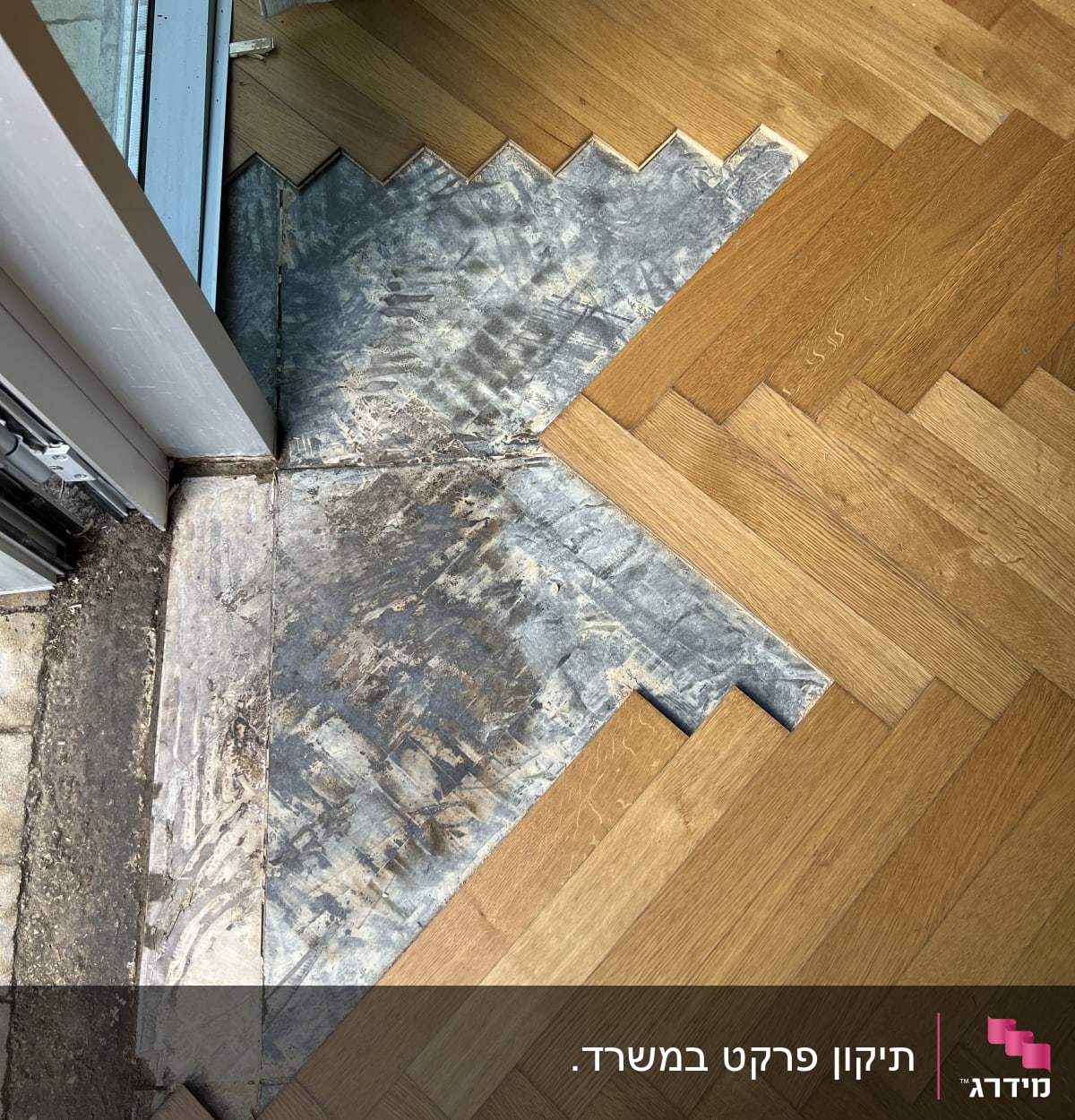 התקנת פרקט עץ על רצפה חשופה ליד דלת זכוכית